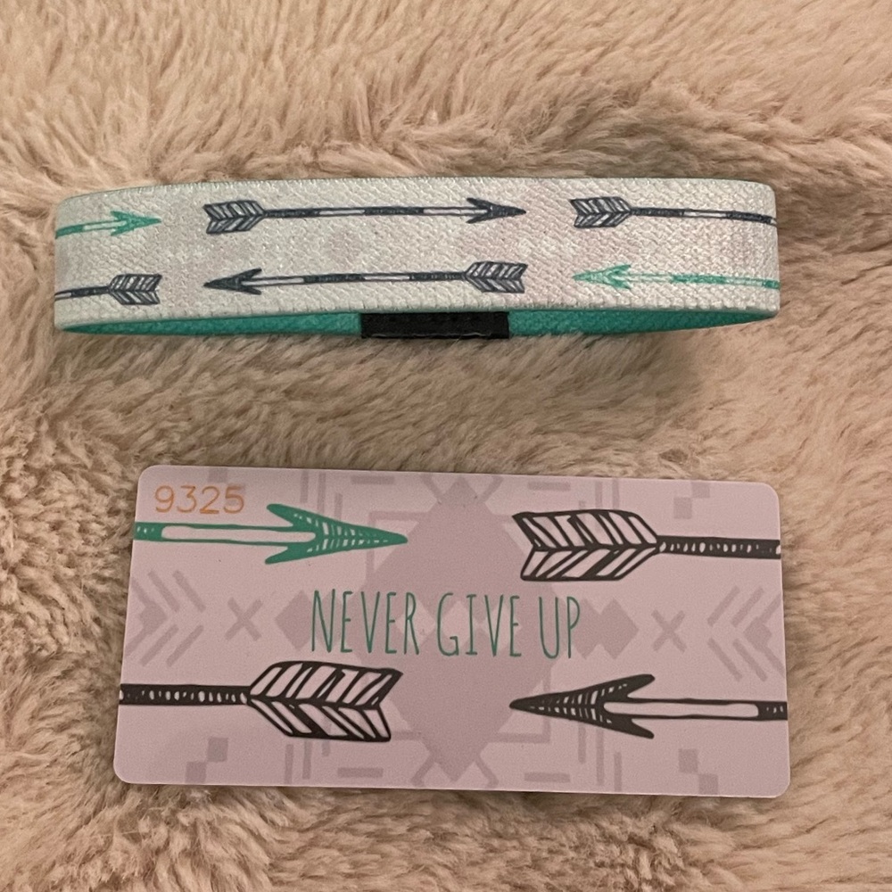 NWT Zox wristband. Never Give Up. #9325
Size Large